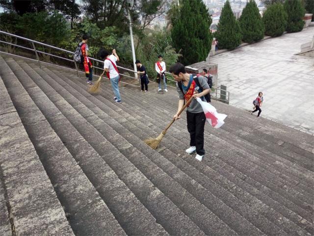 缅怀革命先烈、弘扬服务精神