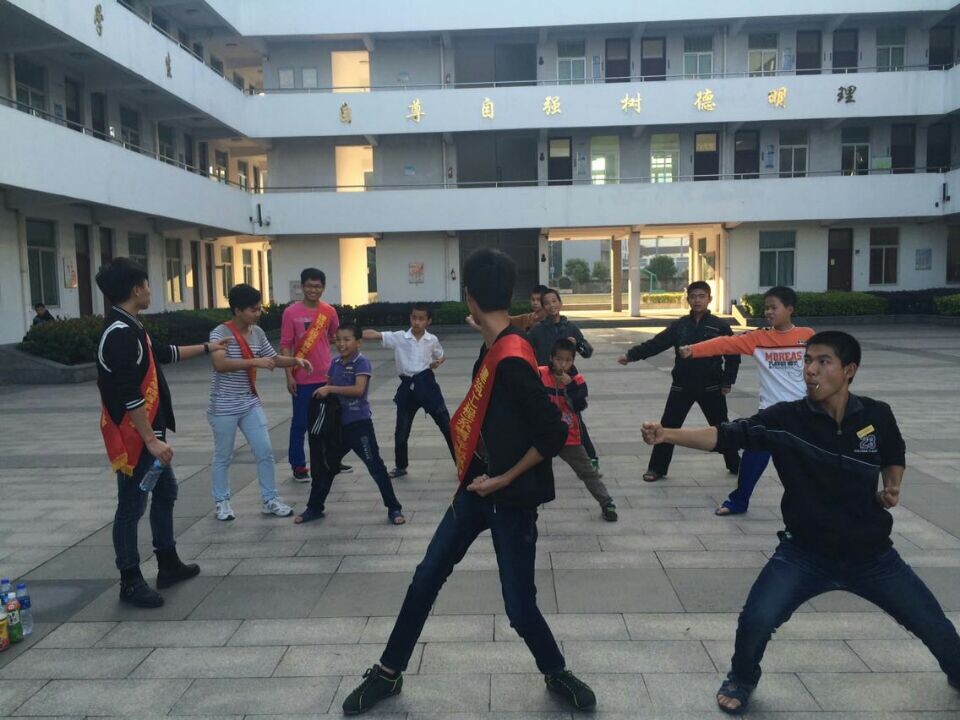 大手牵小手，关爱心灵成长