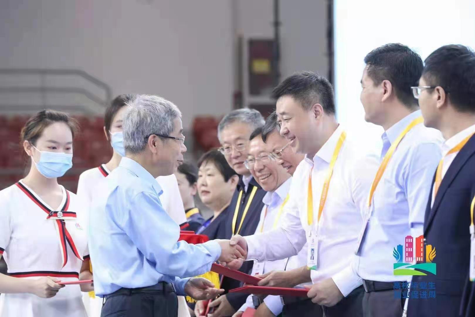 福州理工学院应用科学与工程学院传媒艺术系教师林海斌获聘教育部“2021—2025年全国普通高校毕业生就业创业指导委员会委员”