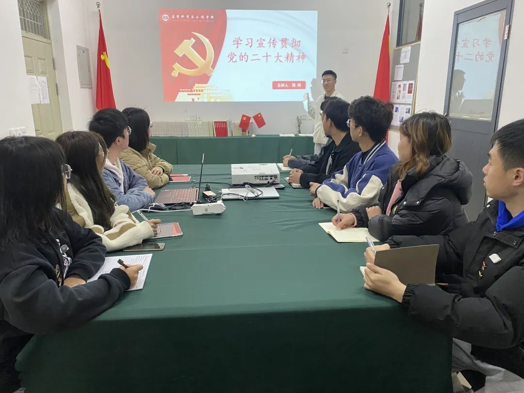 学习党的二十大，青年干部上讲台②丨学好用好“六个必须坚持”，推动学生党建工作走深走实