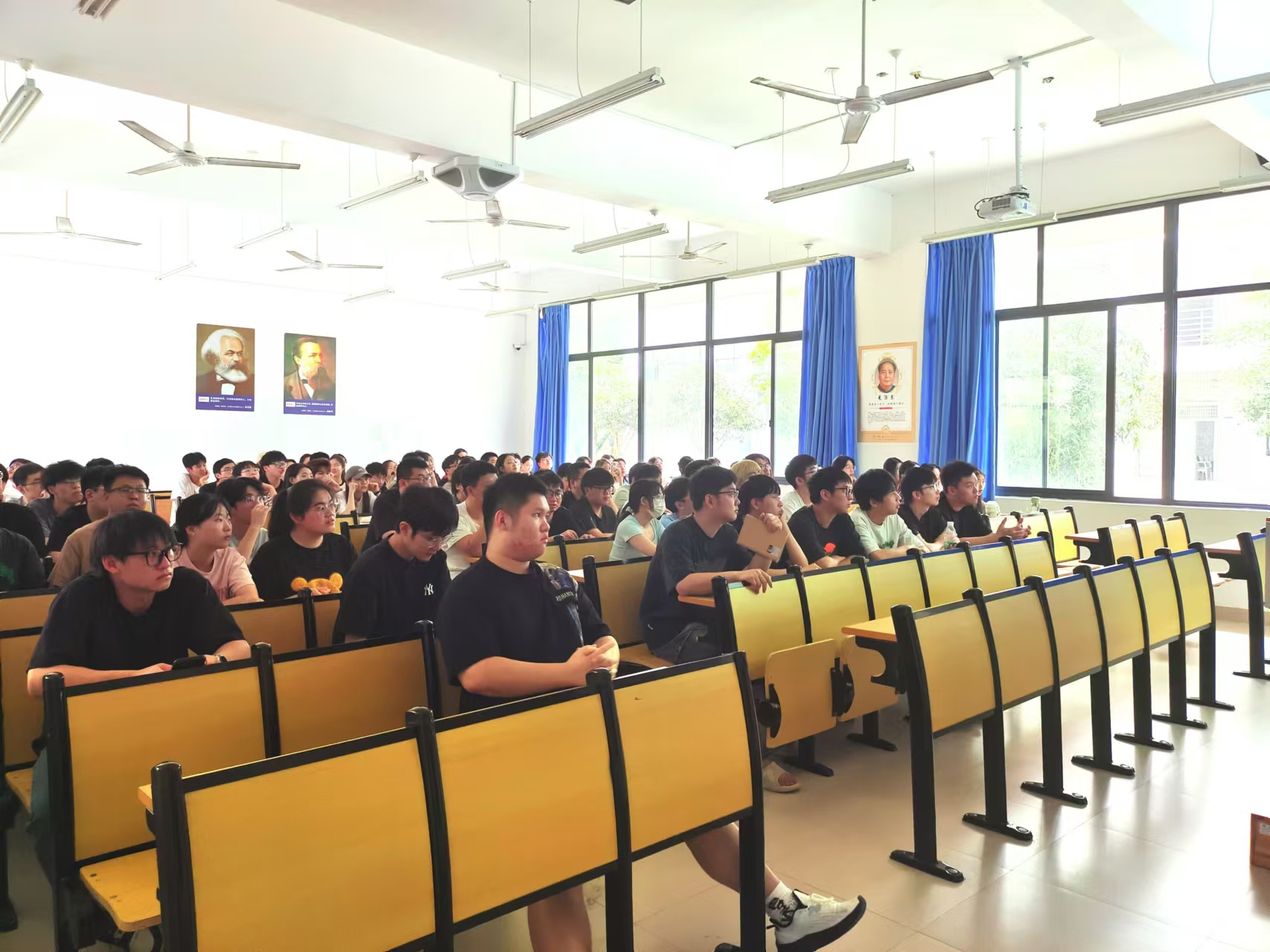金秋十月 扬帆启航丨建筑工程学院召开2025届本科毕业设计与毕业实习动员会议