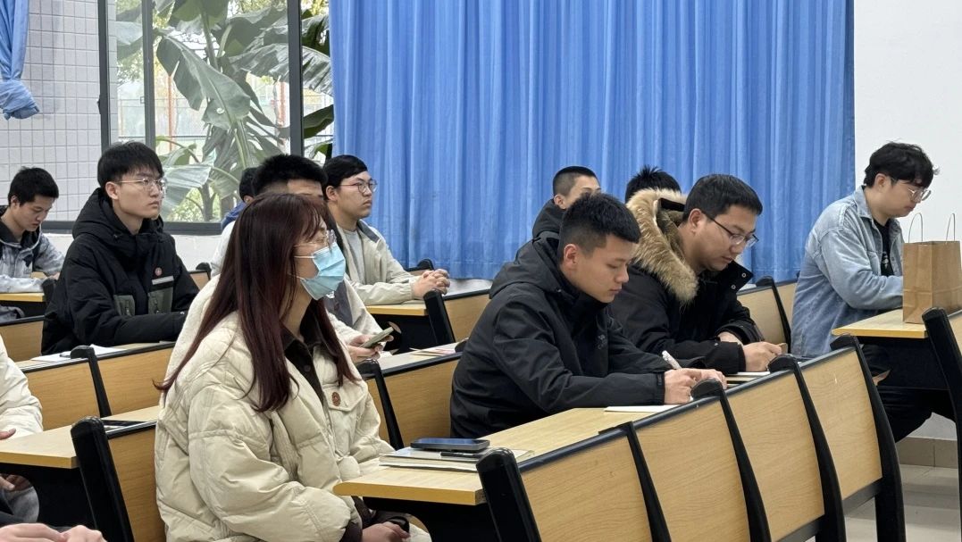 校领导莅临建筑工程学院调研指导学生工作