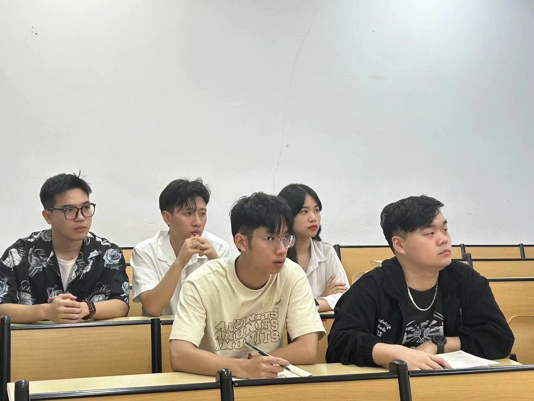 建筑工程学院学生第二党支部开展“深化党纪学习教育，筑牢党员思想防线”专题党课